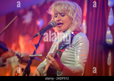 Édimbourg, Écosse. Samedi 5 novembre 2022. Hailey Beavis, artiste-compositeur-interprète, est sur scène à Edinburgh Summerhall pour célébrer le lancement de son premier album "Je vais vous mettre là où les diapositives de trombone" sur OK Pal Records. Elle a joué avec son groupe le Bby Bbys qui sont Mario Cruzado (basse), Robyn Dawson (violon), Ben Seal (clefs) et Owen Curtis Williams (batterie). Banque D'Images