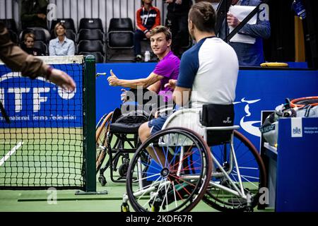 2022-11-06 12:32:56 OSS - Sam Schroder et Niels Vink pendant le dernier jour des maîtres de tennis en fauteuil roulant 2022 ITF, le championnat du monde de tennis en fauteuil roulant dans le centre sportif de Rusheuvel. ANP ROYAL IMAGES ROB ENGELAR pays-bas sortie - belgique sortie Banque D'Images