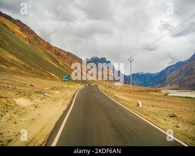 Ladakh, Inde - 23 juin,2022: Route de montagne du Ladakh, nord de l'Inde. Magnifique paysage du Ladakh, le plus haut plateau de l'Inde. Banque D'Images