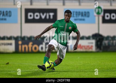 Keres Masangu (6) de Virton photographié lors d'un match de football entre Excelsior Virton et KMSK Deinze lors du match de 12th dans la Challenger Pro League pour la saison 2022-2023 , le samedi 5 novembre 2022 à Deinze , Belgique . PHOTO STIJN AUDOOREN | SPORTPIX Banque D'Images