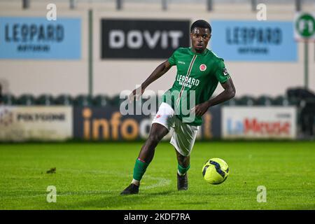 Keres Masangu (6) de Virton photographié lors d'un match de football entre Excelsior Virton et KMSK Deinze lors du match de 12th dans la Challenger Pro League pour la saison 2022-2023 , le samedi 5 novembre 2022 à Deinze , Belgique . PHOTO STIJN AUDOOREN | SPORTPIX Banque D'Images