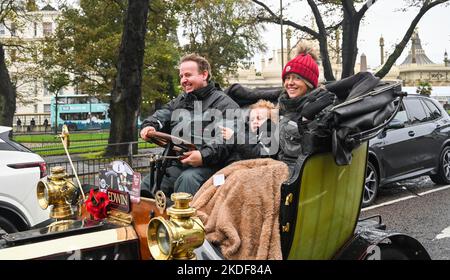 Brighton UK 6th novembre 2022 - ces participants. Soyez heureux qu'ils essaient de rester au chaud lorsqu'ils arrivent à Brighton après avoir pris part à la course annuelle de voiture annuelle de Londres à Brighton par le RM Sotheby's Veteran car Run aujourd'hui . Le Run est ouvert aux voitures à quatre roues, trivoitures et tricycles à moteur fabriqués avant le 1st janvier 1905 : crédit Simon Dack / Alamy Live News Banque D'Images