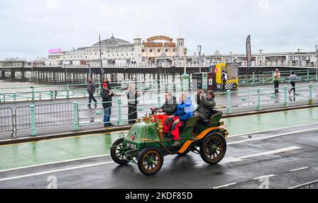 Brighton Royaume-Uni 6th novembre 2022 - les participants passent devant Brighton Palace Pier lorsqu'ils terminent la course annuelle de voiture de Londres à Brighton Veteran car Run par une journée humide et venteuse . Le Run est ouvert aux voitures à quatre roues, trivoitures et tricycles à moteur fabriqués avant le 1st janvier 1905 : crédit Simon Dack / Alamy Live News Banque D'Images