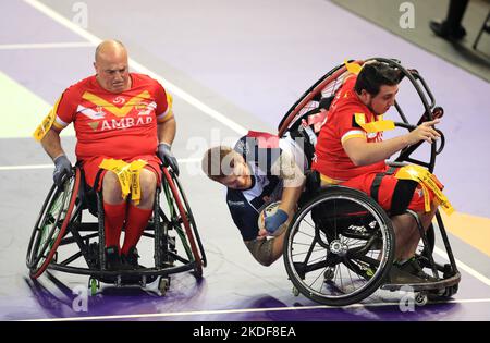 James Simpson (au centre), en Angleterre, en action avec David Raymond (à gauche) et Theo Gonzalez, en Espagne, lors de la coupe du monde de rugby en fauteuil roulant, ont participé À un match à la Copper Box Arena, Londres. Date de la photo: Dimanche 6 novembre 2022. Banque D'Images