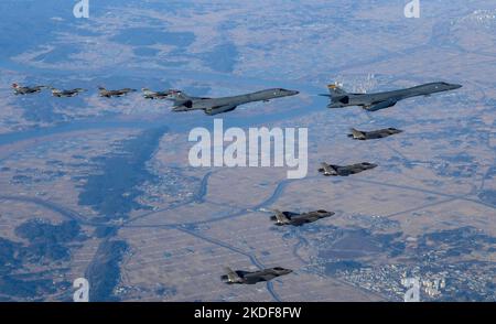 Séoul, Corée du Sud. 5th novembre 2022. (Dans ce document de photos) deux bombardiers stratégiques B-1B américains, quatre avions de chasse F-35 de la Force aérienne sud-coréenne et quatre avions de chasse F-16 de la Force aérienne américaine survolent la Corée du Sud lors de l'exercice aérien conjoint « vigilant Storm » à un endroit non divulgué en Corée du Sud sur 05 novembre 2022. Au moins un avion B-1B a participé à un exercice conjoint de force aérienne entre les Etats-Unis et la Corée du Sud, la Corée du Sud a déclaré samedi que la Corée du Nord avait de nouveau tiré 4 missiles balistiques. (Photo par: Ministère de la Défense de Corée/document/Sipa USA) crédit: SIPA USA/Alay Live News Banque D'Images