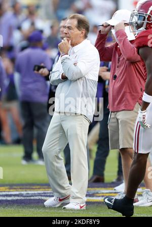 Baton Rouge, États-Unis. 05th novembre 2022. Nick Saban, entraîneur en chef de Crimson Tide d'Alabama, observe que son équipe participe à des activités d'échauffement lors d'un concours de football de la Conférence du Sud-est au Tiger Stadium de Baton Rouge, en Louisiane, samedi, 5 novembre 2022. (Photo de Peter G. Forest/Sipa USA) crédit: SIPA USA/Alay Live News Banque D'Images