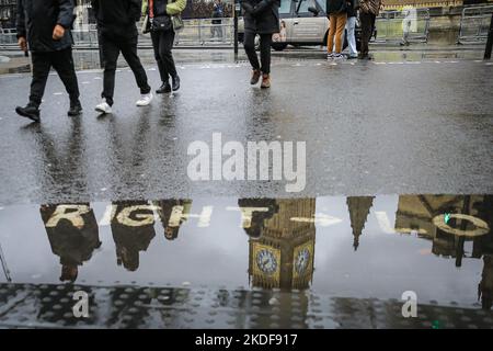 Londres, Royaume-Uni. 06th novembre 2022. Big Ben et le Parlement se reflètent dans des flaques sur la place du Parlement tandis que les gens marchent par temps pluvieux. Credit: Imagetraceur/Alamy Live News Banque D'Images