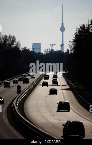 Berlin, Allemagne. 06th novembre 2022. La circulation circule sur l'autoroute A114 sans interruption le dernier jour des vacances d'automne à Berlin et Brandebourg en direction du centre-ville de Berlin. Credit: Christoph Soeder/dpa/Alay Live News Banque D'Images