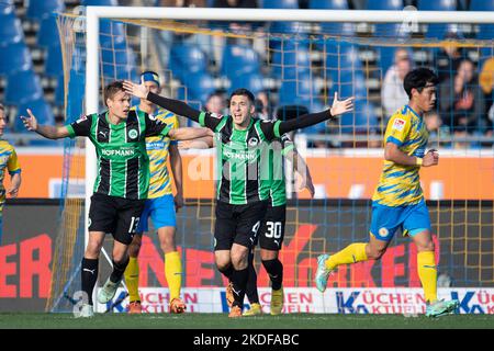 Brunswick, Allemagne. 06th novembre 2022. Soccer : 2. Bundesliga, Eintracht Braunschweig - SpVgg Greuther Fürth, Matchday 15, Eintracht-Stadion. Damian Michalski (M) et Max Christiansen (l) de Fürth sont en lien. Credit: Swen Pförtner/dpa - NOTE IMPORTANTE: Conformément aux exigences de la DFL Deutsche Fußball Liga et de la DFB Deutscher Fußball-Bund, il est interdit d'utiliser ou d'avoir utilisé des photos prises dans le stade et/ou du match sous forme de séquences et/ou de séries de photos de type vidéo./dpa/Alay Live News Banque D'Images