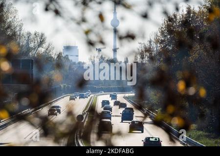 Berlin, Allemagne. 06th novembre 2022. La circulation circule sur l'autoroute A114 sans interruption le dernier jour des vacances d'automne à Berlin et Brandebourg en direction du centre-ville de Berlin. Credit: Christoph Soeder/dpa/Alay Live News Banque D'Images