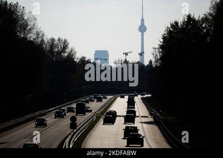 Berlin, Allemagne. 06th novembre 2022. La circulation circule sur l'autoroute A114 sans interruption le dernier jour des vacances d'automne à Berlin et Brandebourg en direction du centre-ville de Berlin. Credit: Christoph Soeder/dpa/Alay Live News Banque D'Images