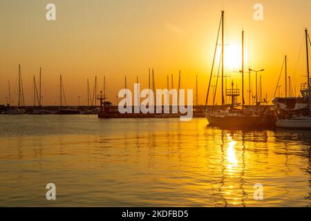 27 août 2022. Voiliers amarrés dans le port de Hel. Silhouettes de mâts à la lumière du soleil couchant Hel, péninsule de Hel, Mer Baltique, Pomerania, P Banque D'Images