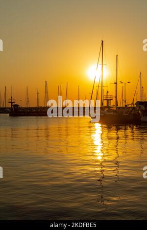 27 août 2022. Voiliers amarrés dans le port de Hel. Silhouettes de mâts à la lumière du soleil couchant Hel, péninsule de Hel, Mer Baltique, Pomerania, P Banque D'Images