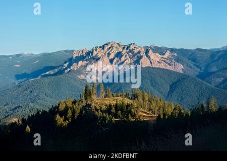 Vue sur Castle Crags depuis Pacific Crest Trail, Shasta, Californie, États-Unis Banque D'Images