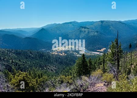 Surplombant Seiad Valley, Pacific Crest Trail, Seiad Valley, Californie, États-Unis Banque D'Images