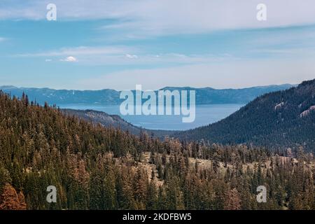 Vue sur le lac Tahoe depuis le Pacific Crest Trail/Tahoe Rim Trail, Californie, États-Unis Banque D'Images