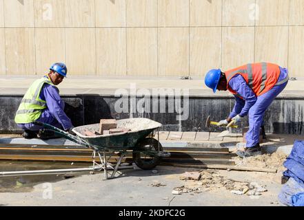 QATAR, Doha, Musheireb, boom de la construction pour la coupe du monde de football de la FIFA 2022 , la construction est faite par des travailleurs migrants du monde entier / KATAR, Doha, Bauboom fuer die FIFA Fußball WM 2022, Abrassviertel Musheireb, auf den Baustellen fuer Neubauten schuften Gastarbeiter aus Welt aller Banque D'Images