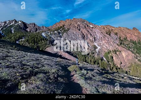 Randonnée dans les Alpes de la Trinité, Pacific Crest Trail, Californie, États-Unis Banque D'Images