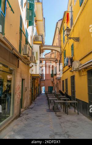 Allée idyllique à Alassio, ville et commune de la province de Savona sur la côte ouest de la Ligurie en Italie Banque D'Images