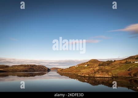 Une image HDR automatique encore claire du Loch Inchard près de Kinlochbervie, Sutherland, nord-ouest de l'Écosse. 23 octobre 2022 Banque D'Images