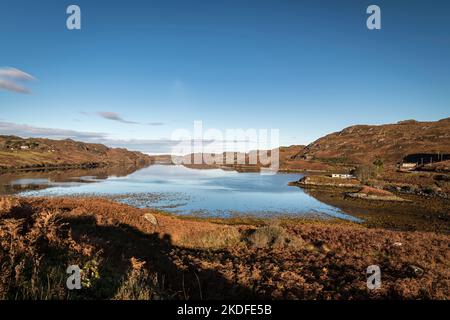 Une image HDR automatique encore claire du Loch Inchard près de Kinlochbervie, Sutherland, nord-ouest de l'Écosse. 23 octobre 2022 Banque D'Images