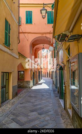 Allée idyllique à Alassio, ville et commune de la province de Savona sur la côte ouest de la Ligurie en Italie Banque D'Images