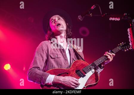 James Bay en représentation à Sala Razzmatazz, Barcelone, 2 novembre 2022. Photographe: ALE Espaliat Banque D'Images