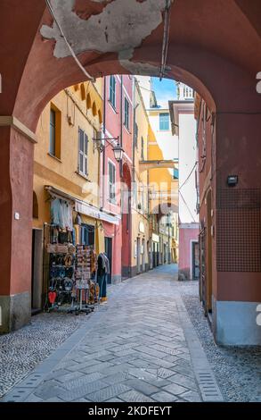 Allée idyllique à Alassio, ville et commune de la province de Savona sur la côte ouest de la Ligurie en Italie Banque D'Images