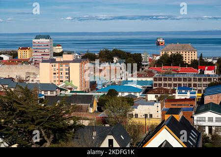 Vue sur la ville de Punta Arenas avec le détroit de Magellan et le ciel bleu en arrière-plan Banque D'Images