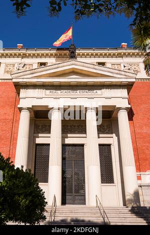 Entrée au bâtiment de l'Académie royale espagnole (RAE) avec drapeau sur le dessus Banque D'Images