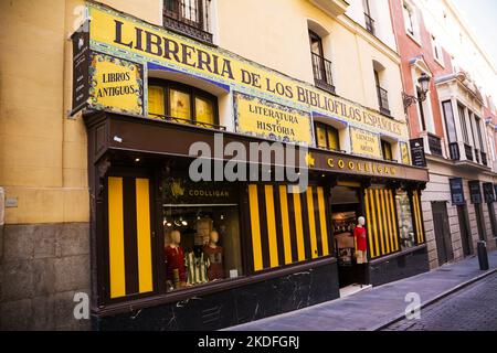 Madrid, Espagne - 20 juin 2022 : ancien signe d'une ancienne librairie dans le centre de Madrid Banque D'Images