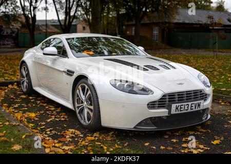 2013 Aston Martin V12 Vantage, exposé à l'Assemblée effrayante des voitures qui s'est tenue au Bicester Heritage Centre le 30th octobre 2022 Banque D'Images