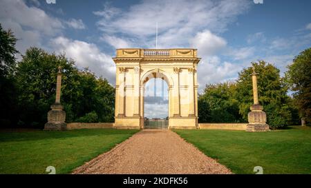 Vue de face de l'arche de Stowe Corinthian dans le Buckinghamshire, en Angleterre Banque D'Images