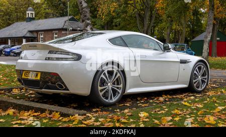 2013 Aston Martin V12 Vantage, exposé à l'Assemblée effrayante des voitures qui s'est tenue au Bicester Heritage Centre le 30th octobre 2022 Banque D'Images