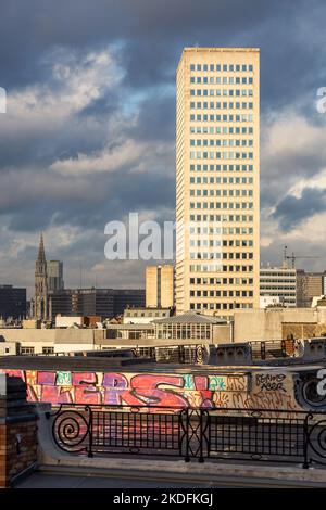 Immeuble de bureaux dans le centre de Bruxelles, vu de la place Poelaert en fin d'après-midi d'hiver. Banque D'Images