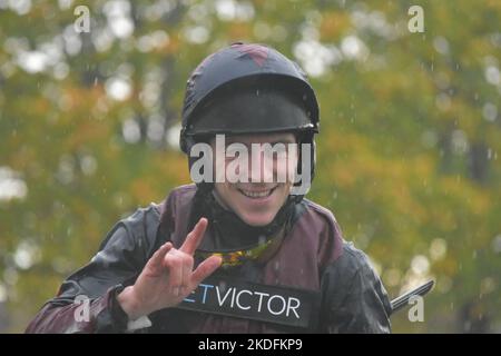 Londres, Royaume-Uni. 6th novembre 2022. Gavin Sheehan salue la foule dans l'enceinte des gagnants après avoir remporté le 14,00 au champ de courses de Sandown Park sur le Colonel Harry, Royaume-Uni. Crédit : Paul Blake/Alay Live News. Banque D'Images