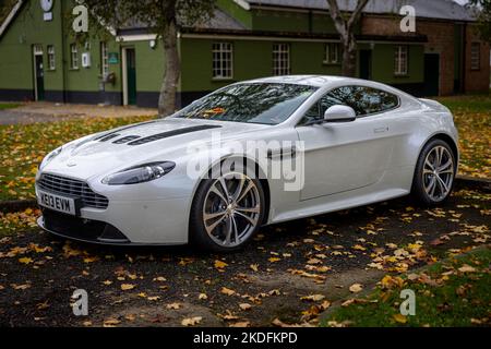 2013 Aston Martin V12 Vantage, exposé à l'Assemblée effrayante des voitures qui s'est tenue au Bicester Heritage Centre le 30th octobre 2022 Banque D'Images