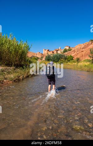 Jeune homme trekker près du village berbère de Tamgallouna dans la vallée des Roses sur le Trek gorge m'Goun dans les montagnes de l'Atlas du Maroc Banque D'Images