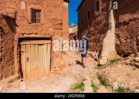 Jeune homme trekker près du village berbère de Tamgallouna dans la vallée des Roses sur le Trek gorge m'Goun dans les montagnes de l'Atlas du Maroc Banque D'Images