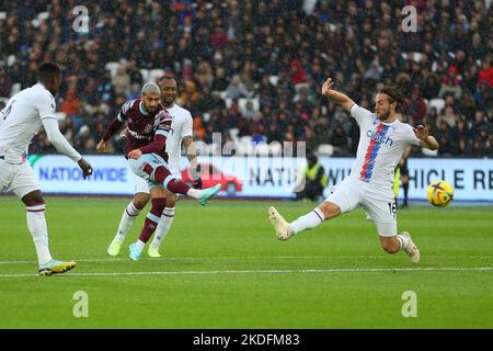 Stade de Londres, Londres, Royaume-Uni. 6th novembre 2022. Le football de la Premier League West Ham versus Crystal Palace; a déclaré Benrahma de West Ham United pousses et des scores dans la minute 20th pour 1-0. Crédit : action plus Sports/Alamy Live News Banque D'Images