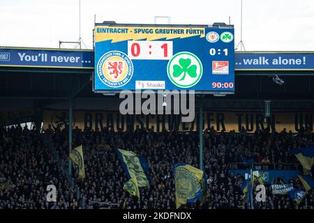 Brunswick, Allemagne. 06th novembre 2022. Soccer : 2. Bundesliga, Eintracht Braunschweig - SpVgg Greuther Fürth, Matchday 15, Eintracht-Stadion. Vue du tableau de bord avec le résultat final 0:1. Credit: Swen Pförtner/dpa - NOTE IMPORTANTE: Conformément aux exigences de la DFL Deutsche Fußball Liga et de la DFB Deutscher Fußball-Bund, il est interdit d'utiliser ou d'avoir utilisé des photos prises dans le stade et/ou du match sous forme de séquences et/ou de séries de photos de type vidéo./dpa/Alay Live News Banque D'Images