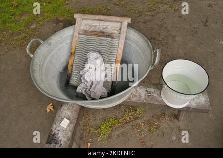 Laver le linge à la main de manière traditionnelle Banque D'Images