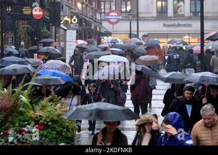 Covent Garden, Londres, Royaume-Uni. 6th novembre 2022. Météo au Royaume-Uni : forte pluie à Londres. Crédit : Matthew Chattle/Alay Live News Banque D'Images
