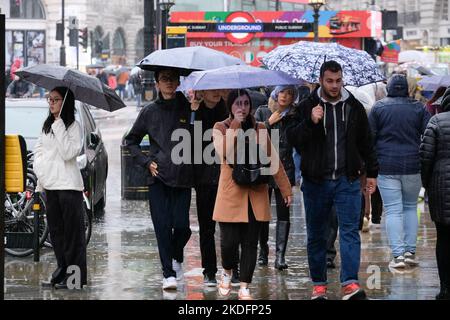 Piccadilly Circus, Londres, Royaume-Uni. 6th novembre 2022. Météo au Royaume-Uni : forte pluie à Londres. Crédit : Matthew Chattle/Alay Live News Banque D'Images