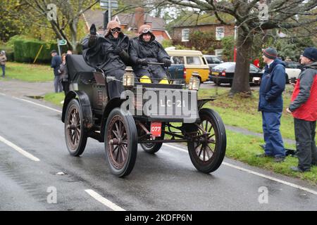 Staplefield, Royaume-Uni. 06th novembre 2021. Les participants affrontent le temps dans leurs véhicules d'époque lors de la course de voiture historique entre Londres et Brighton Veteran. La course a lieu au lever du soleil depuis Hyde Park à Londres et se rend à Brighton sur la côte du Sussex. Credit: Uwe Deffner/Alay Live News Banque D'Images