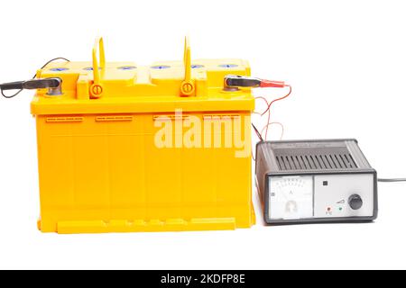 batterie de voiture jaune avec chargeur de batterie de voiture isolé sur fond blanc. Banque D'Images