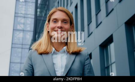 Portrait de femme en gros plan femme d'affaires caucasienne debout à l'extérieur regardant loin réussi Femme d'affaires confiante satisfait le client se tourne vers l'appareil photo Banque D'Images