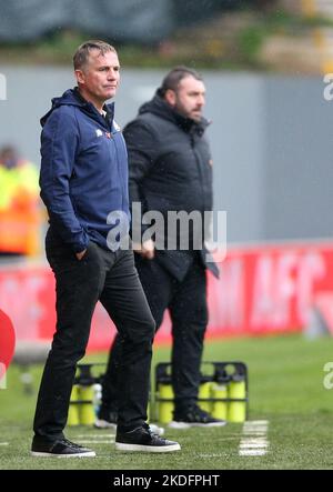 Phil Parkinson, directeur de Wrexham (à gauche), et David Unsworth, directeur d’Oldham Athletic, lors du premier match de la coupe Emirates FA au champ de courses de Wrexham. Date de la photo: Dimanche 6 novembre 2022. Banque D'Images