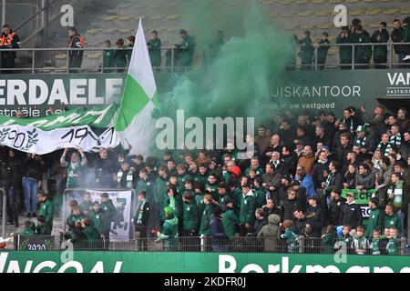 Illustration montre, les supporters de Lommel photographiés pendant et un match de football entre Lommel SK et Beerschot va, dimanche 06 novembre 2022 à Lommel, le 12 jour de la 2022-2023 'Challenger Pro League' 1B deuxième division du championnat belge. BELGA PHOTO JILL DELSAUX Banque D'Images