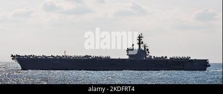 Japon. 06th novembre 2022. Le super porteur nucléaire de classe Nimitz USS Ronald Reagan(CVN-76) participe dimanche à la Revue internationale de la flotte 70th à la baie Sagami dans la préfecture de Kanagawa, au Japon 6 novembre 2022. Photo par Keizo Mori/UPI crédit: UPI/Alay Live News Banque D'Images